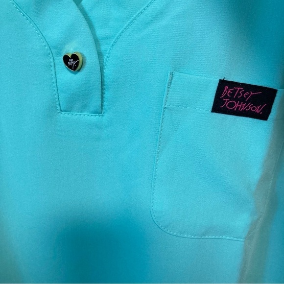 Betsey Johnson Rosemary 1-Pocket STRETCH Y-Neck Scrub Top Fresh Mint Teal - Picture 7 of 8